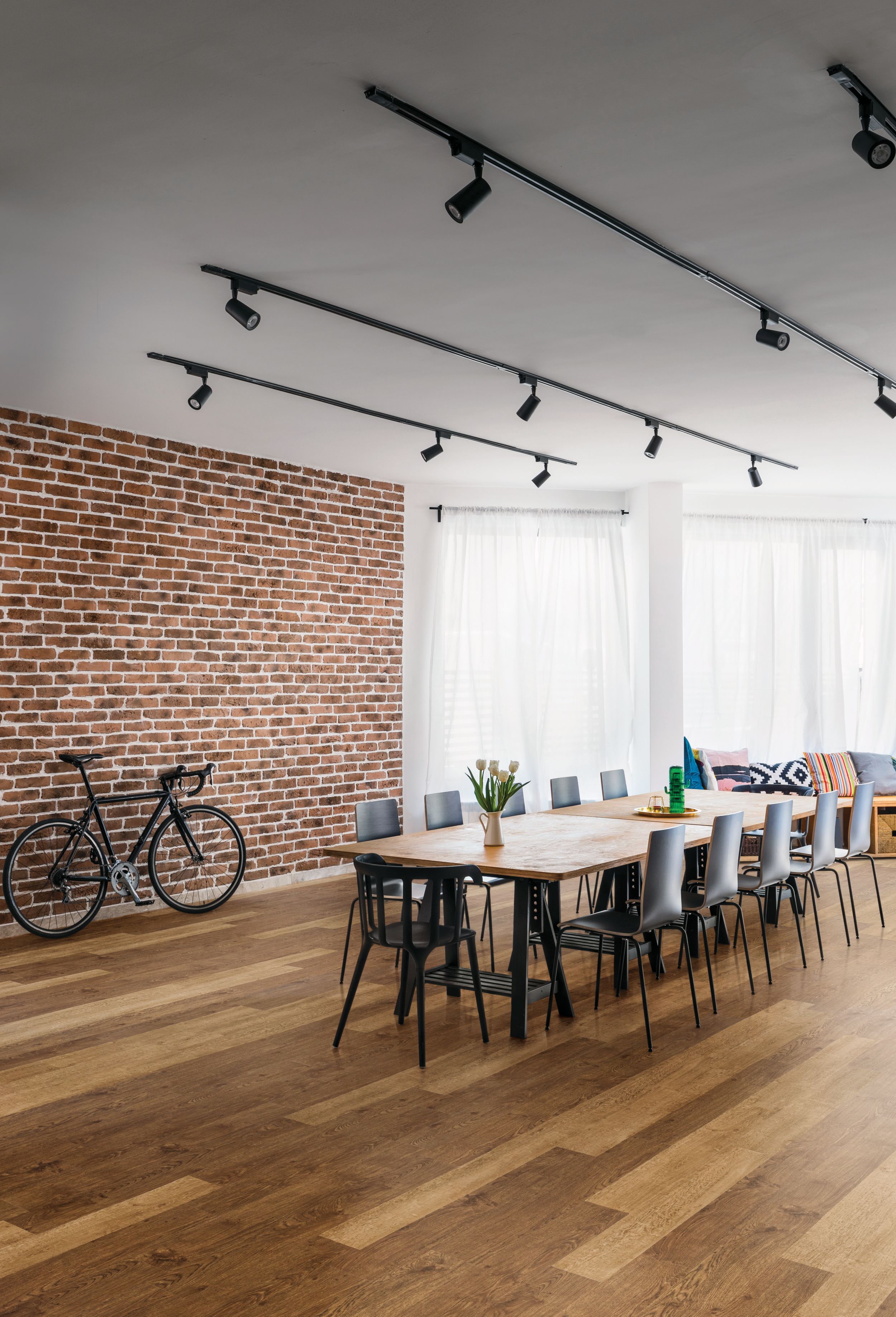 Interface Steady Stride Woodgrains LVT in meeting space with conference table and chairs imagen número 1